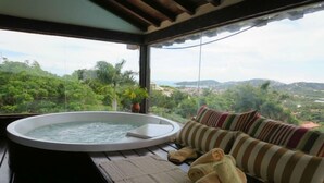 Phòng Suite có tầm nhìn toàn cảnh, bồn tắm thủy lực, quang cảnh biển | Hiên