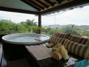 Suite panorámica, bañera de hidromasaje, vistas al mar | Terraza o patio