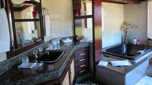 Phòng Suite có tầm nhìn toàn cảnh, bồn tắm thủy lực, quang cảnh biển | Phòng tắm | Vòi sen thủy lực, đồ dùng nhà tắm miễn phí, máy sấy tóc 