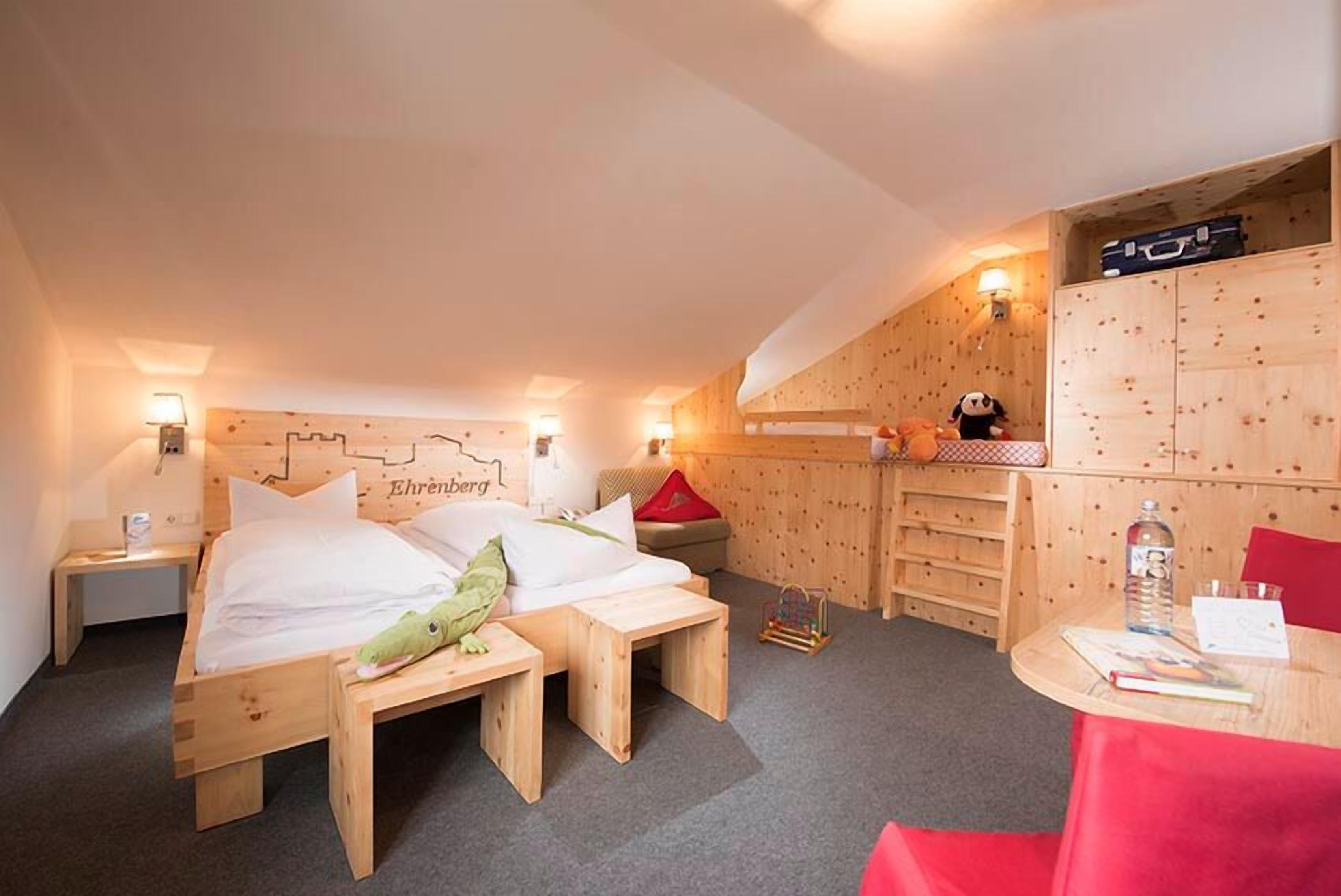 triple room | hypo-allergenic bedding, individually decorated, desk, free wifi