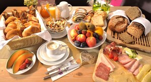 Daily buffet breakfast for a fee - Hotel Maximilian (Ehenbichl)