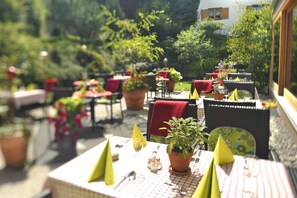 Déjeuner et dîner servis sur place, spécialités Cuisine régionale