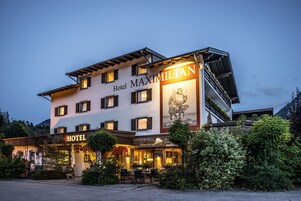 Fachada de la propiedad por la tarde o noche