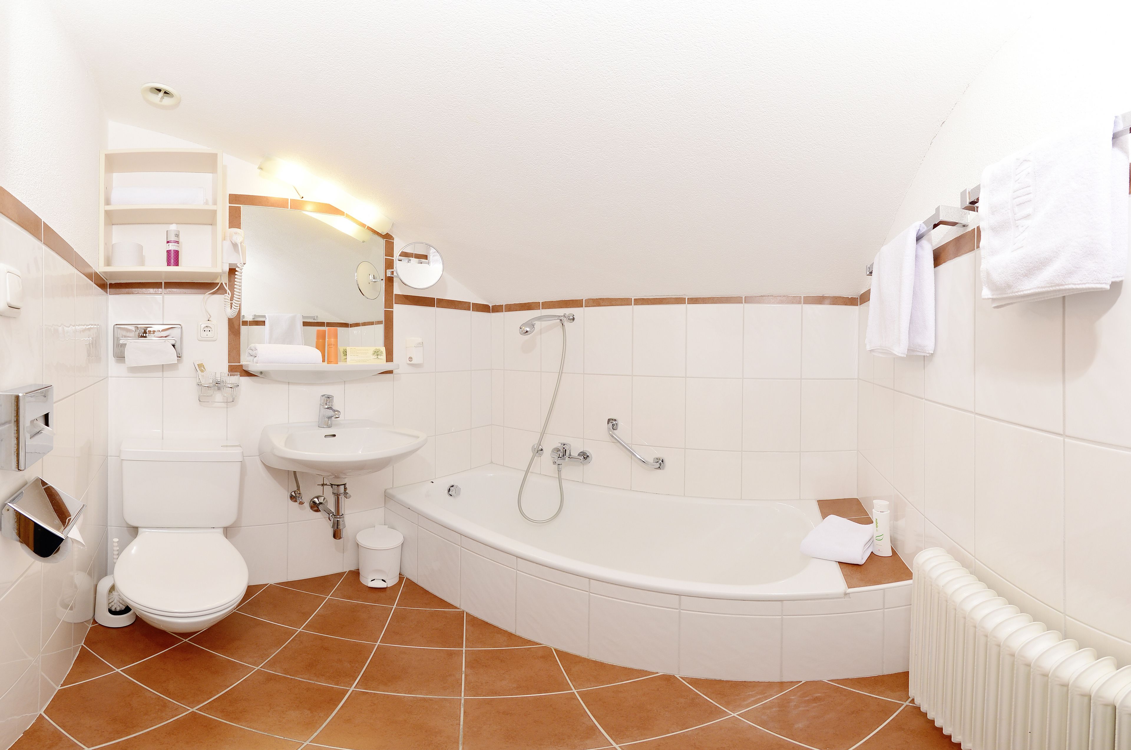 triple room | bathroom | free toiletries, hair dryer, bathrobes, towels
