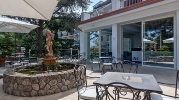 Serviert Mittagessen und Abendessen