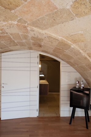 Suite sènior (Baia delle Zagare) | Roba de llit d'alta qualitat, minibar i caixa forta a l'habitació 