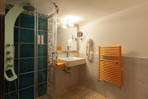 Deluxe Suite (Ponte Ciolo) | Bathroom | Hydromassage showerhead, hair dryer, bathrobes, slippers - Monteforte Suite & Spa (Ugento)