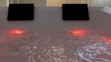 Bañera de hidromasaje cubierta