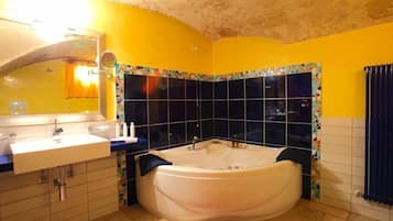 Senior Suite (Baia delle Zagare) | Bathroom | Hydromassage showerhead, designer toiletries, hair dryer, bathrobes