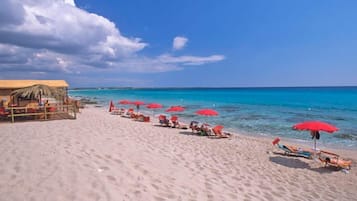 Plage privée, sable blanc, chaises longues, parasols