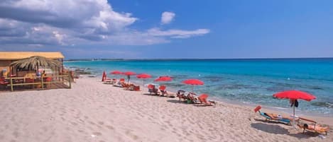 Plage privée, sable blanc, chaises longues, parasols