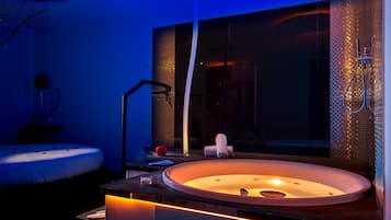 Een moderne badkamer met een rond wastafel, een spiegel en een douche.