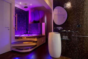 Executive Suite | Minibar, in-room safe, free WiFi, bed sheets