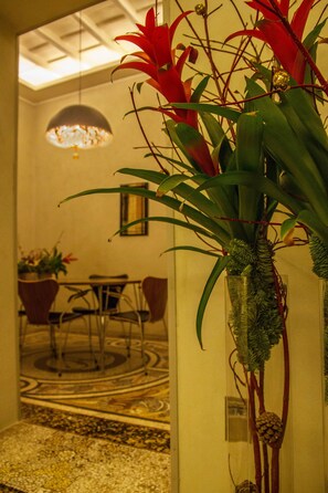 Een minibar, een kluis op de kamer, gratis wifi, beddengoed