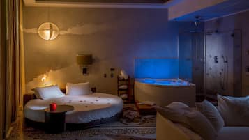 Minibar, caja de seguridad en la habitación, wifi gratis y ropa de cama