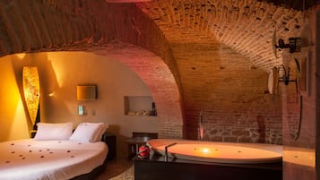 Executive Suite | Minibar, in-room safe, free WiFi, bed sheets