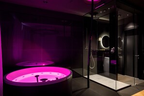 Executive Suite | Bathroom | Hair dryer, bidet, towels