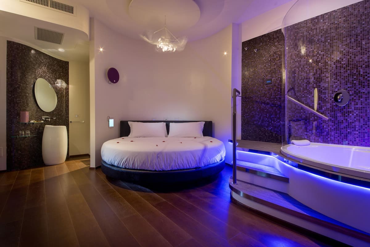 Minibar, in-room safe, WiFi (free), bed sheets