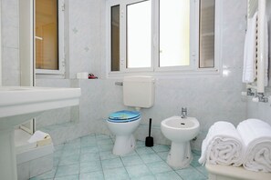 Double Room | Bathroom