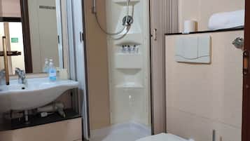 Basic Quadruple Room | Bathroom