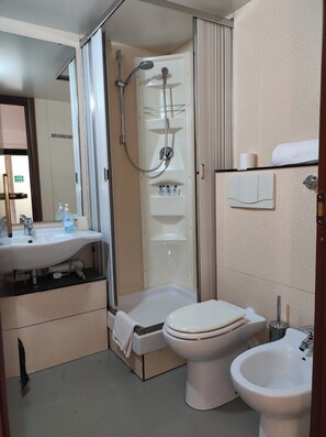 Chambre quadruple de base | Salle de bain | Douche, douche cascade, séchoir à cheveux, serviettes fournies
