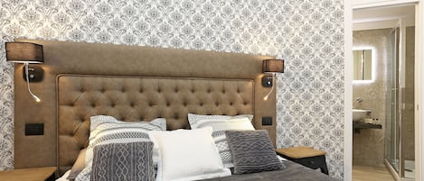 Ein Schlafzimmer mit einem gepolsterten Kopfteil, gemustertem Wandpapier, einem Nachttisch und einem Beistelltisch.