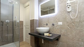 Ensemble douche/baignoire, articles de toilette gratuits, sĂšche-cheveux