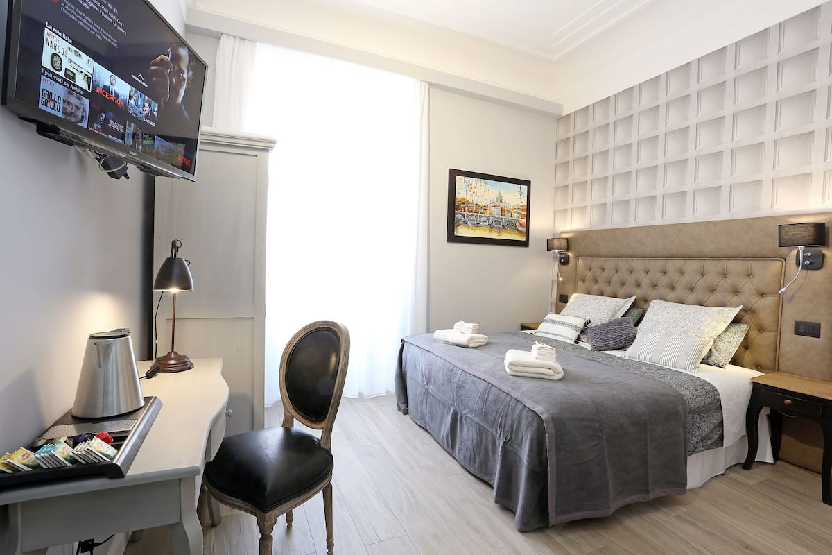 Deluxe Triple Room, 1 Bedroom, Refrigerator | 1 bedroom, premium bedding, in-room safe, desk