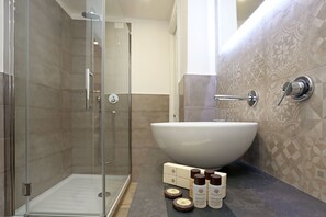 Deluxe Double Room, 1 Bedroom, Refrigerator | Bathroom | Combined shower/tub, free toiletries, hair dryer, towels - Capricci Romani (Rome)
