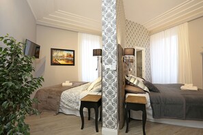 Deluxe Quadruple Room, 1 Bedroom, Refrigerator | 1 bedroom, premium bedding, in-room safe, desk - Capricci Romani (Rome)
