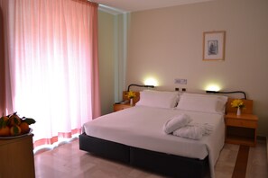 Minibar, in-room safe, desk, blackout curtains - Hotel Pomara (San Michele di Ganzaria)