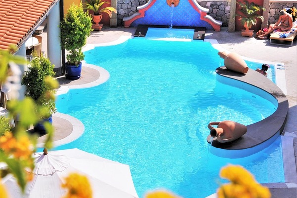 Outdoor pool, pool umbrellas, sun loungers
