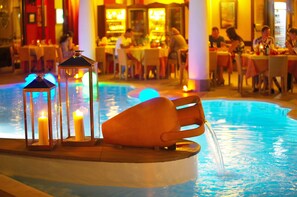 A poolside area with candles and a water feature. - Grand Hotel Arciduca (Lipari)