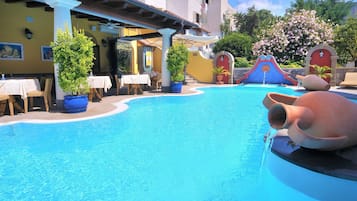 Piscine extérieure, parasols de plage, chaises longues