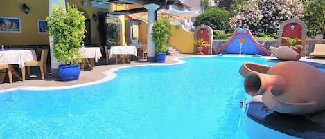 Piscine extérieure, parasols de plage, chaises longues