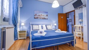 Sengetøy av topp kvalitet, dundyner, memory foam-senger og skrivebord