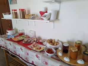 En frukostbuffé med ett varierat utbud av mat och tillbehör.