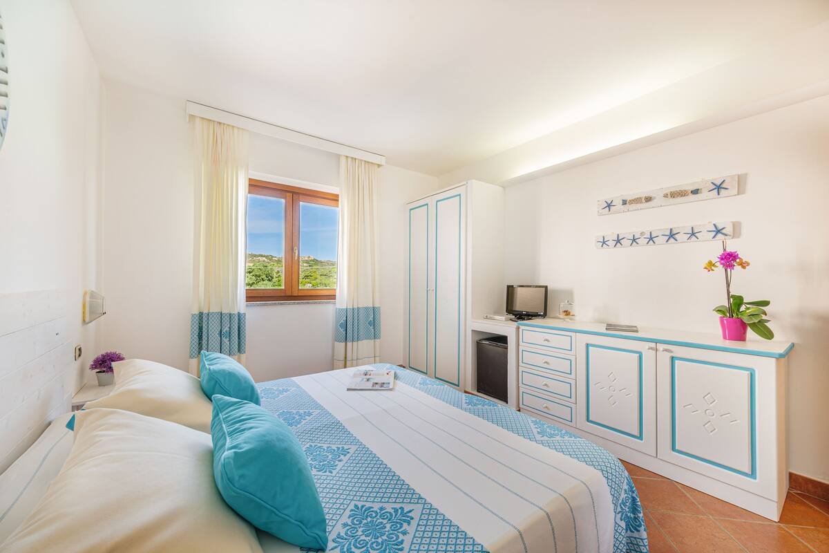 Minibar, in-room safe, blackout curtains, WiFi