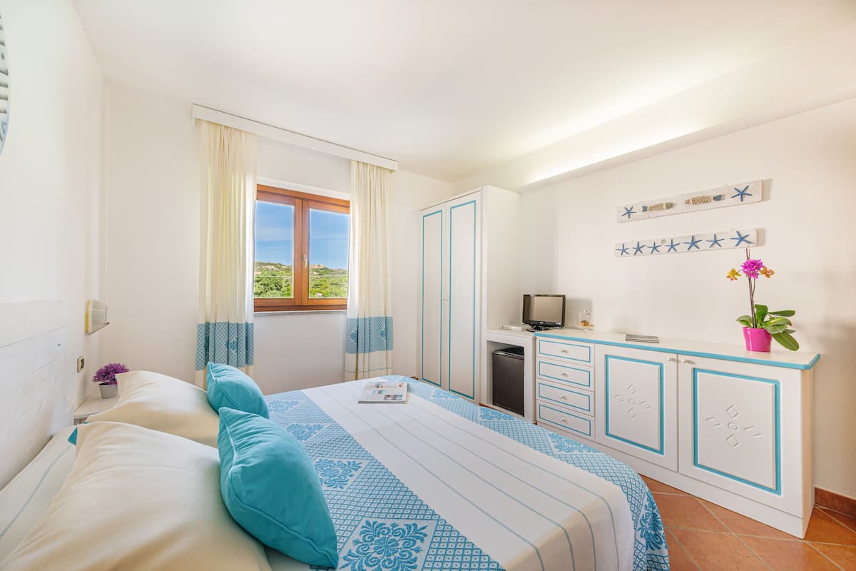 Minibar, in-room safe, blackout curtains, WiFi