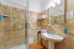Shower, rainfall showerhead, free toiletries, hair dryer - LH La Funtana Hotel (Santa Teresa di Gallura)