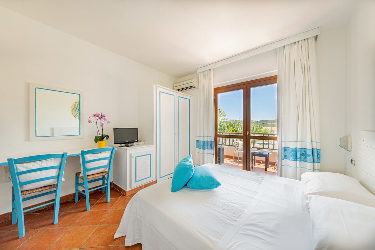 Minibar, in-room safe, blackout curtains, WiFi