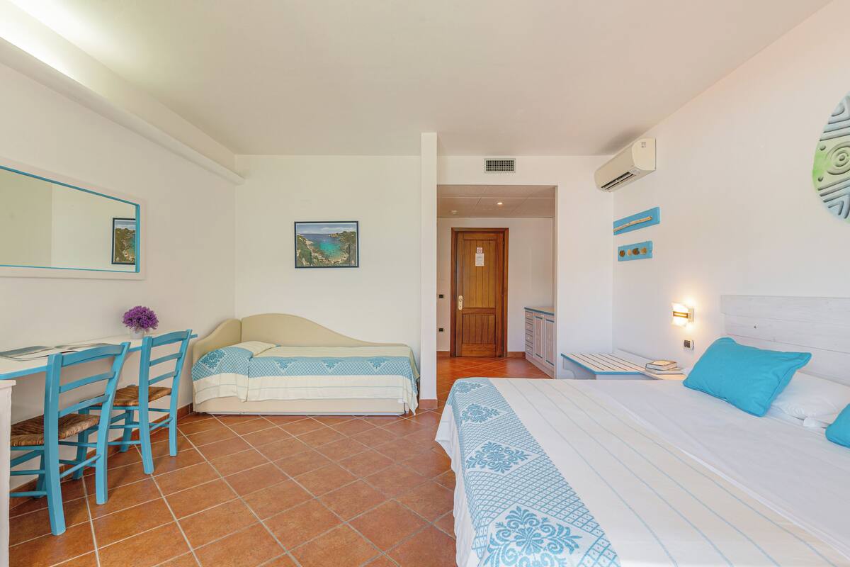 Minibar, in-room safe, blackout curtains, WiFi