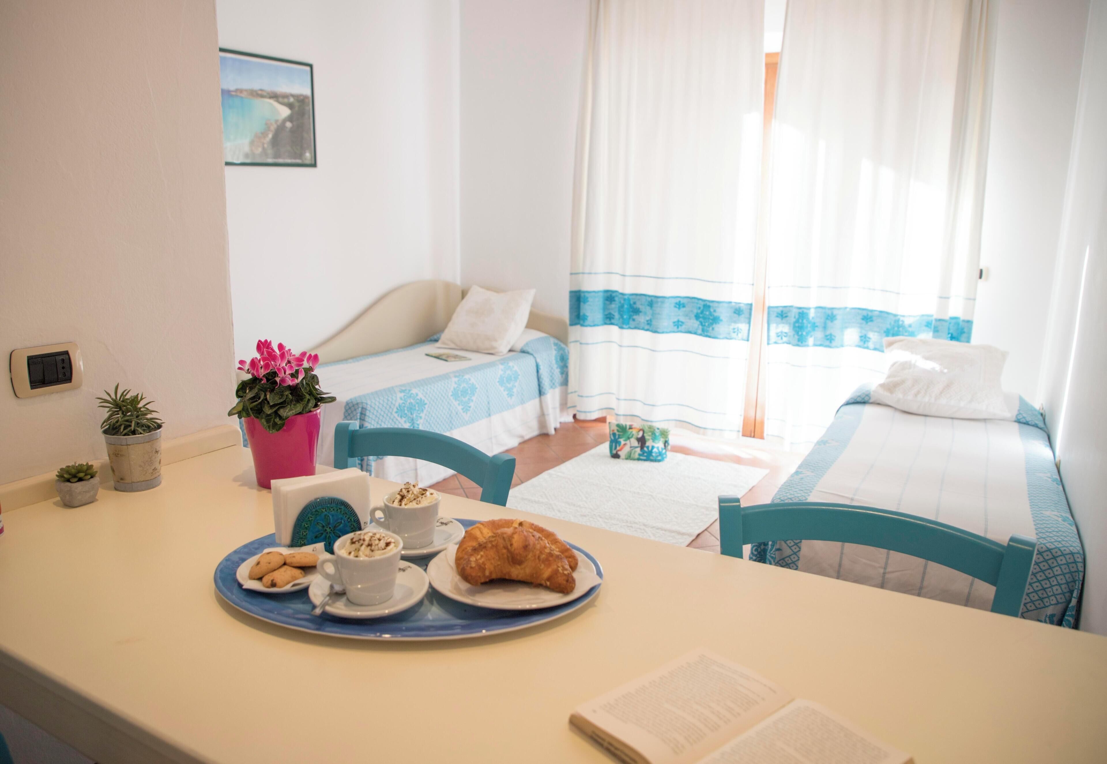 Quadruple Room, Balcony | Bar mini, peti besi dalam bilik, langsir/tirai gelap terus, Wi-fi 