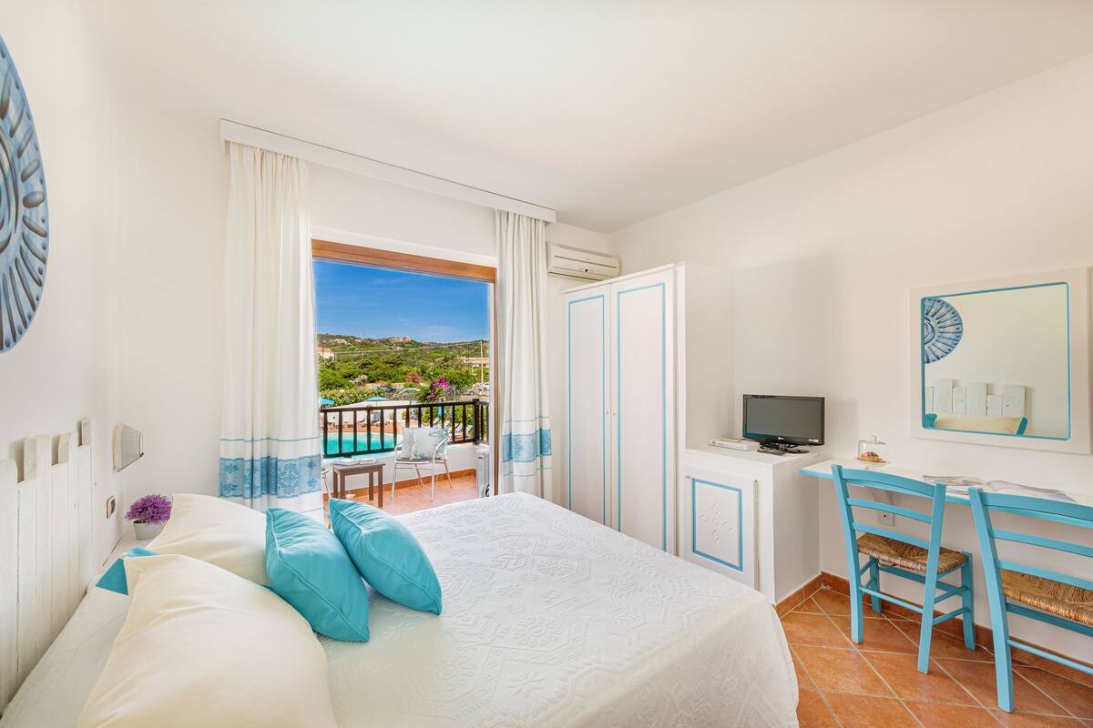 Minibar, in-room safe, blackout curtains, WiFi