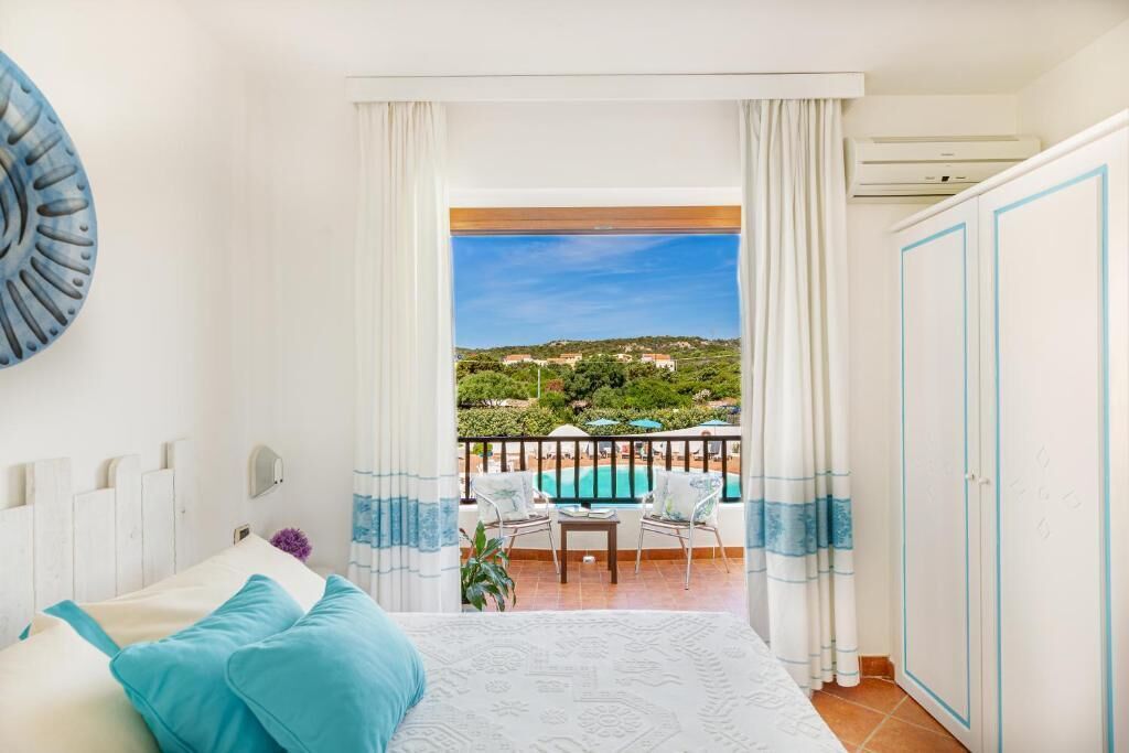 Double Room, Pool View | Bar mini, peti besi dalam bilik, langsir/tirai gelap terus, Wi-fi 