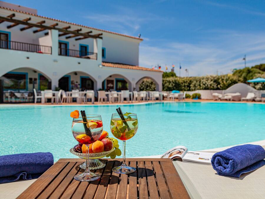 Piscina a l'aire lliure (horari: 10:00-19:00), para-sols i gandules