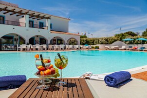 Una piscina al aire libre (de 10:00 a 19:00), sombrillas, tumbonas