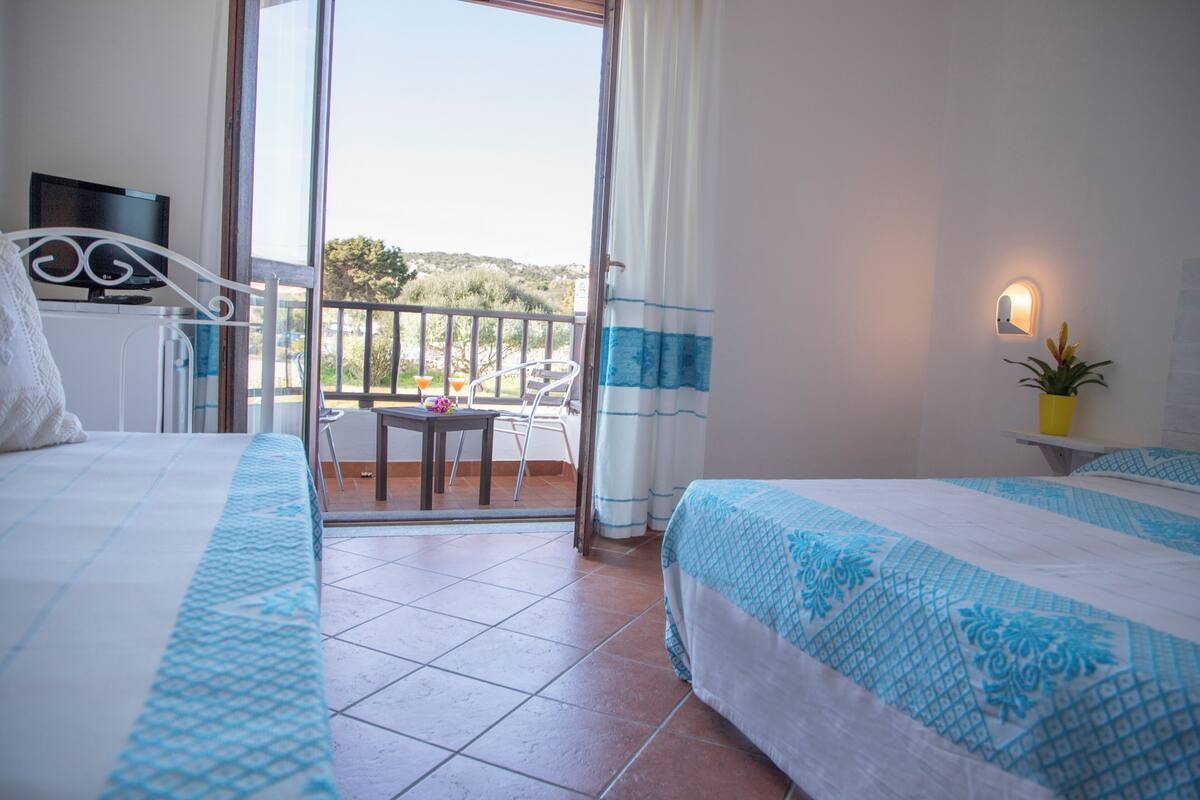 Minibar, in-room safe, blackout curtains, WiFi