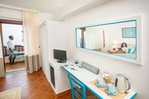 Minibar, in-room safe, blackout drapes, WiFi - LH La Funtana Hotel (Santa Teresa di Gallura)