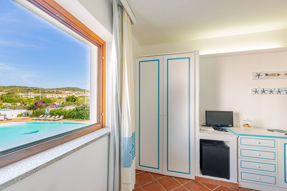 Minibar, in-room safe, blackout curtains, WiFi